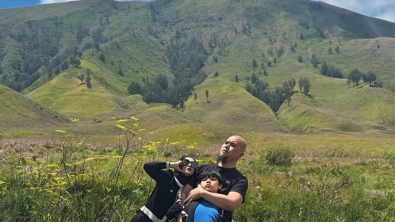 6 Potret Liburan Ahmad Dhani, Mulan Jameela dan Anak di Bromo, Kompak!