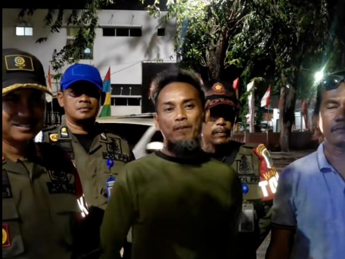 Heboh Video Pria Colek Perempuan di Angkot Ternyata Istrinya Sendiri Lagi Ngambek, Satpol PP Sampai Tahan Tawa