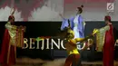 Artis opera Tiongkok, Chu Lan Lan tampil menghibur penonton pada pertunjukan Beijing Opera, di Lippo Mall Kemang, Jakarta, Minggu (16/9). Pertunjukkan ini mengusung "Elegancy in Heart and Live Happily Ever After" (Liputan6.com/Fery Pradolo)
