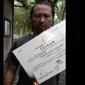 Pembakaran ijazah oleh alumnus UGM. (KRJogja.com/Istimewa)