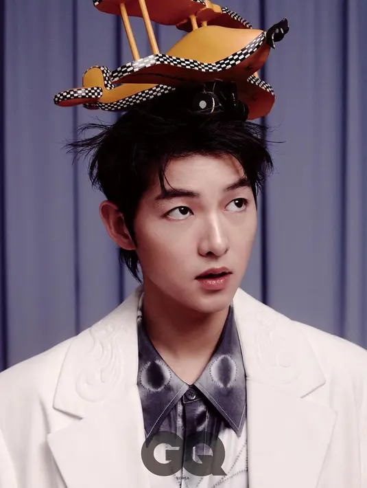 Di sesi pemotretan kali ini, Song Joong Ki lebih banyak kenakan setelan jas dan blazer [instagram/hi_songjoongki]