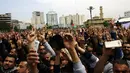 Pekerja Otoritas Palestina mengangkat tangan mereka selama unjuk rasa di alun-alun Kota Gaza, Sabtu (8/4). Protes telah dimulai sejak awal pekan ini setelah mereka mendapatkan gaji untuk bulan Maret dengan potongan sebesar 30 persen. (AP Photo/Adel Hana)