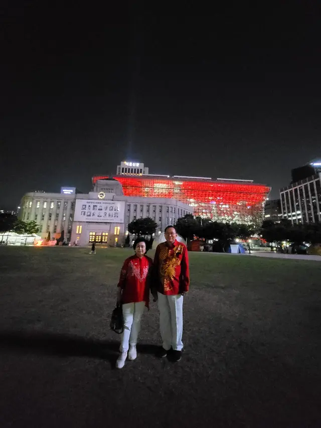 Duta Besar RI di Seoul Gandi Sulistiyanto bersama istri, Susi A. Sulistiyanto dan keluarga besar KBRI Seoul menyampaikan ucapan Dirgahayu ke-78 RI. (Dok KBRI Seoul)