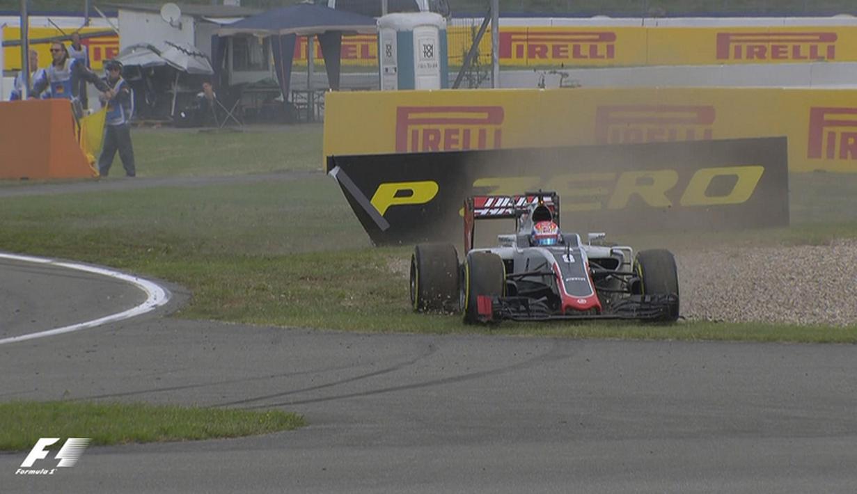 Pebalap Haas F1, Romain Grosjean, sempat keluar lintasan saat latihan bebas pertama F1 GP Jerman di Sirkuit Hockenheim, Jerman, (29/7/2016). (Bola.com/Twitter/F1)