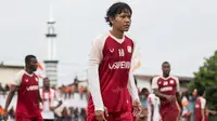 Pemain Barito Putera, Adam Alis, saat laga ujicoba melawan Persija Jakarta di Stadion Bea Cukai, Jakarta, Selasa (5/4/2016). Kedua tim bermain imbang 2-2. (Bola.com/Vitalis Yogi Trisna)