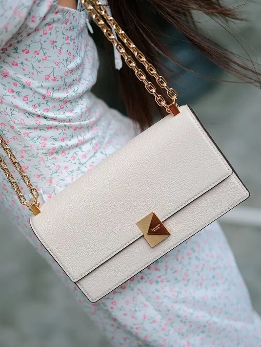 Sama seperti Eca, Zara juga membawa tumbler dari Kate Spade, yakni Sunny Day Stripe Tumbler, yang menambah sentuhan playful pada look-nya. Gaya ini sangat cocok untuk berbagai kesempatan spesial di akhir pekan, seperti picnic date bersama pasangan atau garden party dengan sahabat. Bahkan, tampilan ini juga bisa menjadi referensi outfit untuk perayaan Valentine! [Dok/KateSpadeNY].