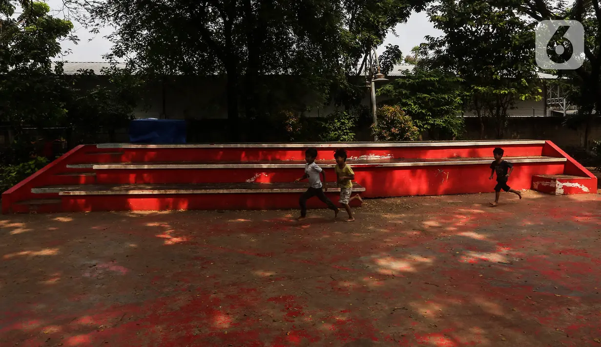 Anak-anak berlarian saat bermain di Ruang Publik Terpadu Ramah Anak (RPTRA) Berseri, Petukangan Utara, Pesanggrahan, Jakarta, Kamis (13/7/2023). Kendati banyak cat pada wahan permainan yang mulai pudar dan kotor, tapi tidak menyurutkan minat anak-anak untuk bermain di RPTRA Berseri. (Liputan6.com/Johan Tallo)