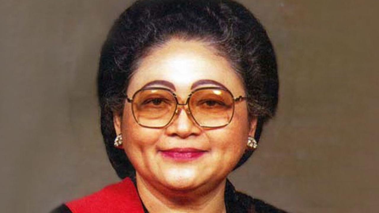 Akhirnya Soeharto setuju dengan 'jodoh' yang diajukan oleh Bu Prawiro. Orangtua Ibu Tien, Soemoharjomo dan Hatmanti bersedia menerima dan digelar acara 'nontoni', pertemuan antara yang akan melamar dan yang dilamar.