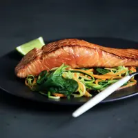 Resep ikan salmon panggang, menu praktis rendah kolesterol (foto: Unsplash/CA Creative)