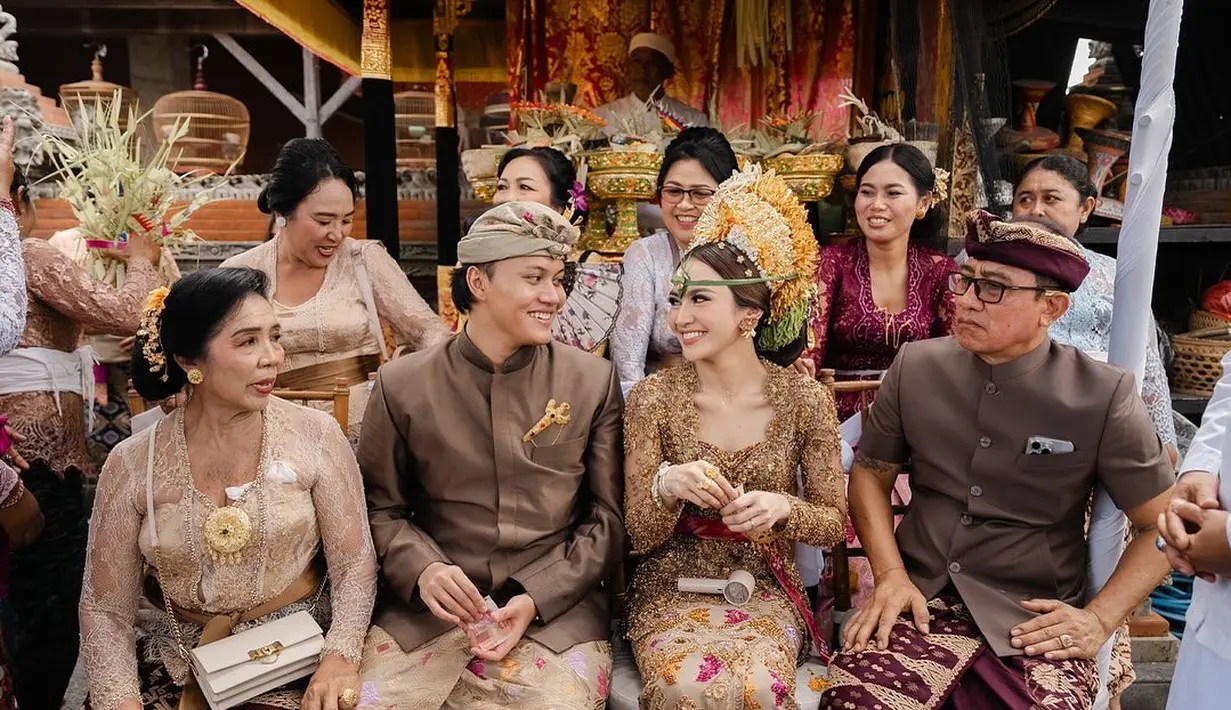 Pasangan penyanyi Rizky Febian dan Mahalini telah melangsungkan upacara adat Dharma Suaka dan Mapamit di kediaman Mahalini di Bali, Minggu. [@axioo]