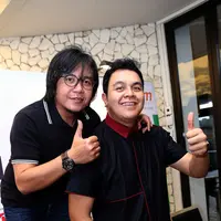  Tulus dan Ari Lasso dalam konser "Dua Ruang", konser itu akan mengemas aliran dua genre pop rock dan pop jazz dalam satu panggung. (Wimbarsana Kewas/Bintang.com)