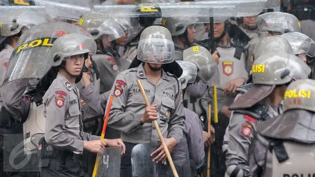 Jaga Aksi Hari Buruh Polisi Berlindung dengan Tameng Saat Hujan