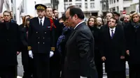 Presiden Hollande dan Wali Kota Paris Anne Hidalgo meresmikan plakat bagi para korban tragedi Charlie Hebdo pada 7 Januari tahun lalu. (Reuters)