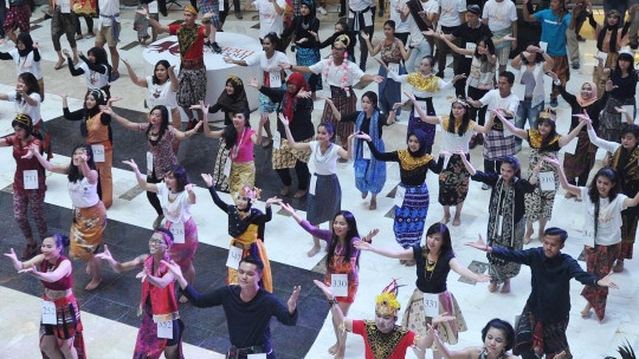 Ribuan peserta Indonesia Menari beraksi di Grand Indonesia