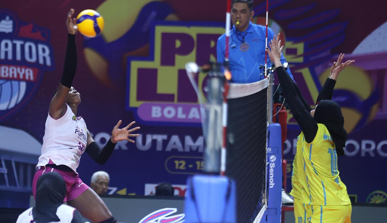 Pemain andalan Jakarta Popsivo Polwan, Yonkaira Pena melakukan spike keras ke arah daerah pertahanan Jakarta Electric PLN dalam lanjutan putaran kedua Proliga 2026 di GOR Utama, Bojonegoro pada Jumat (13/02/2026).