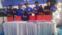 Para peraih podium di kelas COM A Yamaha Enduro Challenge memperlihatkan hadiah dan posisi mereka. YEC juga memberi pengalaman seru untuk media. (Liputan6.com/Defri Saefullah)