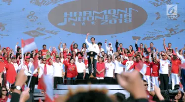 Presiden RI, Joko Widodo (tengah) menyapa peserta Harmoni Indonesia 2018 di Kompleks Gelora Bung Karno, Jakarta, Minggu (5/8). Harmoni Indonesia adalah bernyanyi bersama secara serentak lagu-lagu kebangsaan di 34 kota. (Liputan6.com/Helmi Fithriansyah)