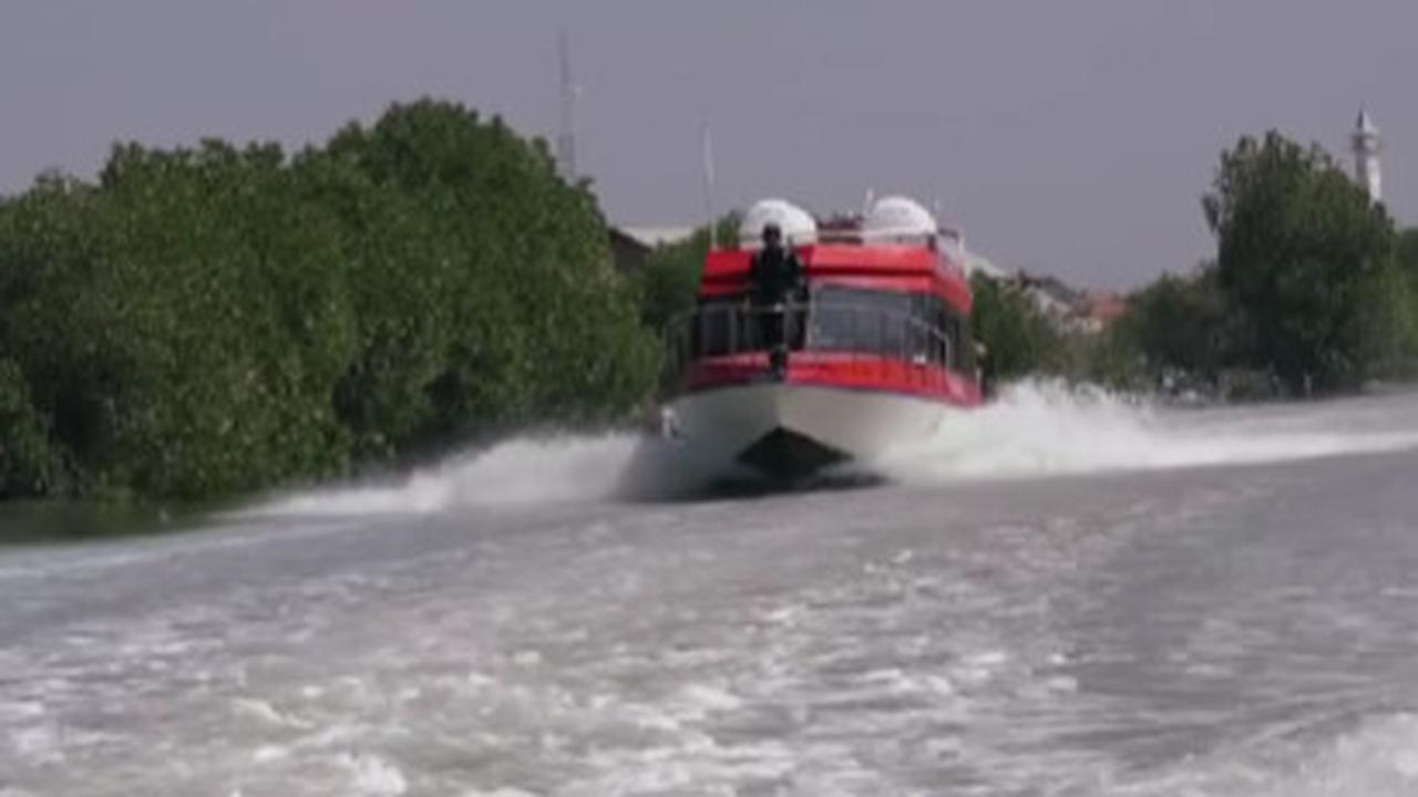Kapal cepat di pulau terpencil Sampang
