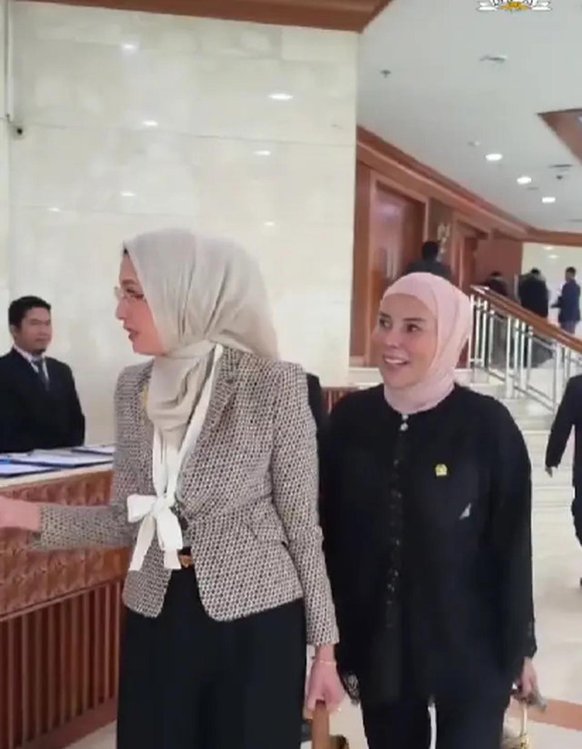 4 Gaya Outer Arzeti Bilbina, Modest Fashion ala Politisi yang Stylish dan Beretika