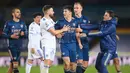 Gelandang Leeds United, Ezgjan Alioski (kiri), terlibat perselisihan dengan bek Arsenal, Kieran Tierney usai laga lanjutan Liga Inggris pekan ke-9 di Elland Road Stadium, Leeds, Minggu (22/11/2020). Leeds bermain imbang 0-0 dengan Arsenal. (AFP/Michael Regan/Pool)