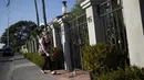 Seorang fans meletakkan karangan bunga di depan rumah Robin Williams, California, Senin (11/8/14). (REUTERS/Stephen Lam)
