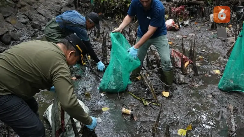 Aksi Bersihkan sampah di Kawasan Taman Hutan Raya (Tahura) Ngurah Rai, Denpasar, Bali