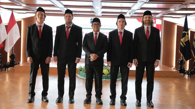 Pemerintah melalui Kementerian Hukum (Kemenkum) menaturalisasi empat atlet Rusia untuk memperkuat Timnas Hoki Es Indonesia. Keempatnya adalah Evgenii Nurislamov, Savelii Molchanov, Artem Bezrukov dan Adel Khabibullin.