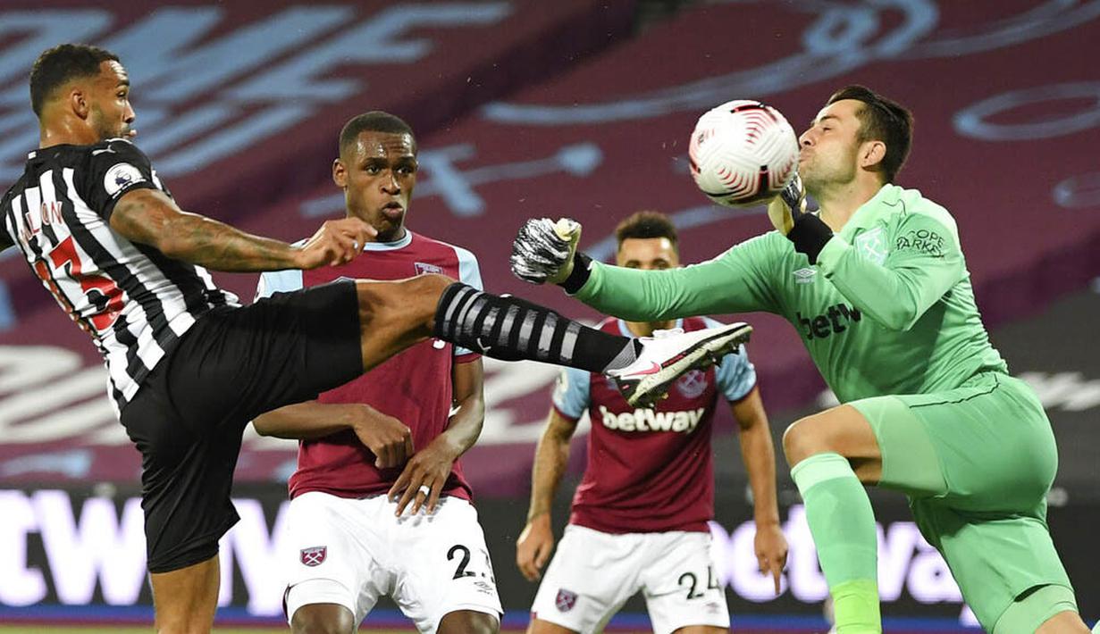 Pemain Newcastle United, Callum Wilson, mencetak gol ke gawang West Ham United pada laga Premier League di Stadion London, Minggu (13/9/2020). Newcastle United menang dengan skor 2-0. (Michael Regan/Pool via AP)