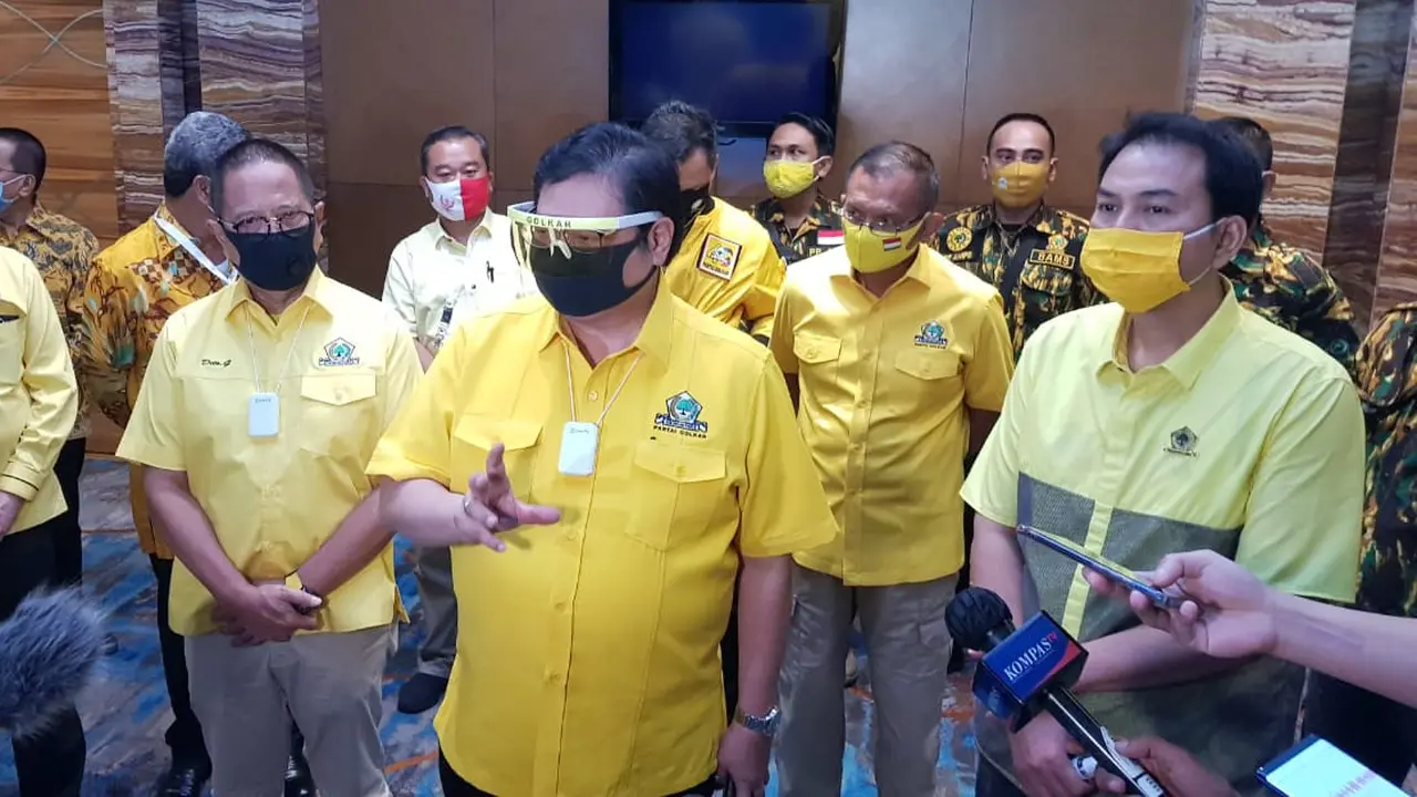 Ketua Umum DPP Partai Golkar Airlangga Hartarto usai membuka acara Bimbingan Teknis Pendidikan Politik Partai Golkar Sosialisasi Peraturan perundang-undangan dalam rangka Pilkada Serentak 2020 di Hotel Pullman, Jakarta, Sabtu (15/8/2020).