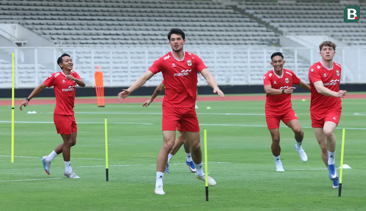 Pemain Timnas Indonesia, Elkan Baggott, mengikuti sesi latihan perdana jelang laga FIFA Series di Stadion Madya, Komplek Gelora Bung Karno, Jakarta, Selasa (24/3/2026). (Bola.com/M Iqbal Ichsan)