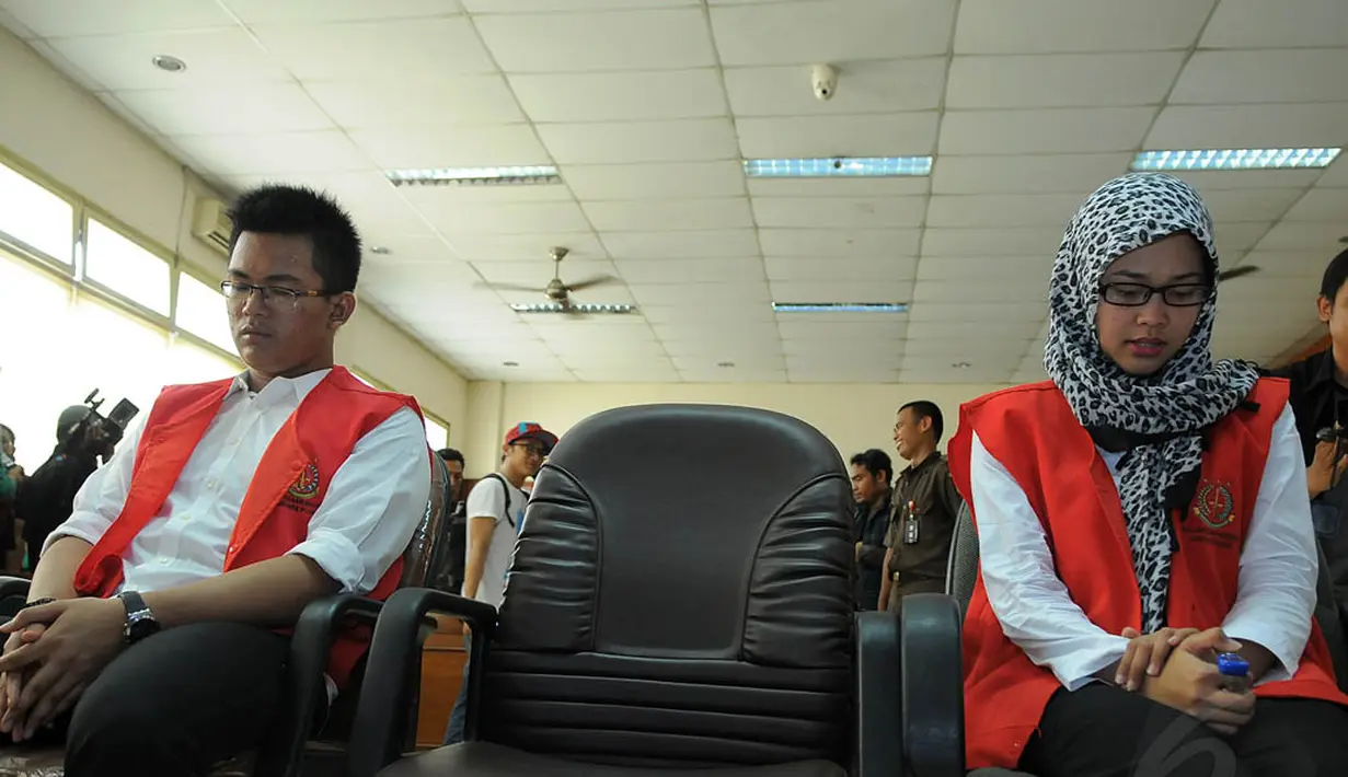 Terdakwa kasus pembunuhan Ade Sara, Ahmad Imam Al-Hafitd (19) dan Assyifah Anggraini (19) saat menjalani sidang perdana di Pengadilan Negeri Jakarta Pusat, Selasa (19/8/14). (Liputan6.com/Faisal R Syam)
