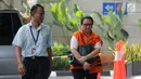 Direktur PT Wisata Bahagia, Liliana Hidayat (kanan) saat tiba di Gedung KPK, Jakarta, Senin (8/7/2019). Liliana Hidayat diperiksa sebagai tersangka terkait dugaan suap penyalahgunaan izin tinggal warga negara asing (WNA) di lingkungan Kantor Imigrasi Mataram. (merdeka.com/Dwi Narwoko)
