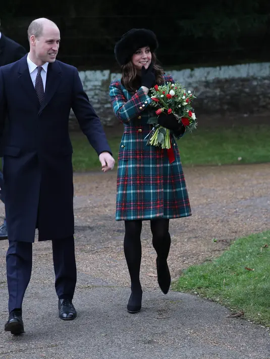 Pangeran William dan Kate Middleton seusai menghadiri kebaktian Hari Natal Kerajaan Inggris di Gereja St. Mary Magdalene, Sandringham, Senin (25/12). Kate tampil anggun dalam balutan pea coat bermotif tartan dengan nuansa hijau dari Miu Miu. (AP Photo)