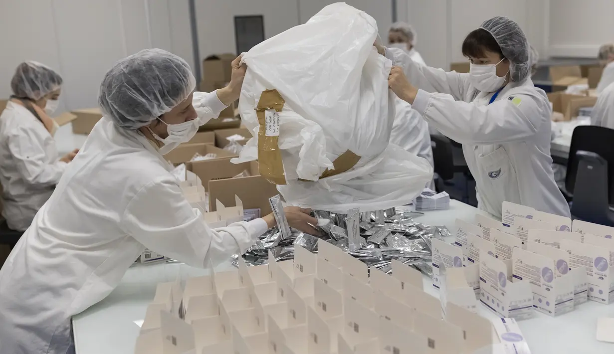 Karyawan bekerja di jalur perakitan NG Biotech, start-up pembuat berbagai tes medis, termasuk kit COVID-19, di Guipry, Prancis, 7 Januari 2022. Prancis memecahkan rekor infeksi harian tertinggi di Eropa membuat produsen bekerja keras memenuhi permintaan besar untuk tes. (AP Photo/Jeremias Gonzalez)
