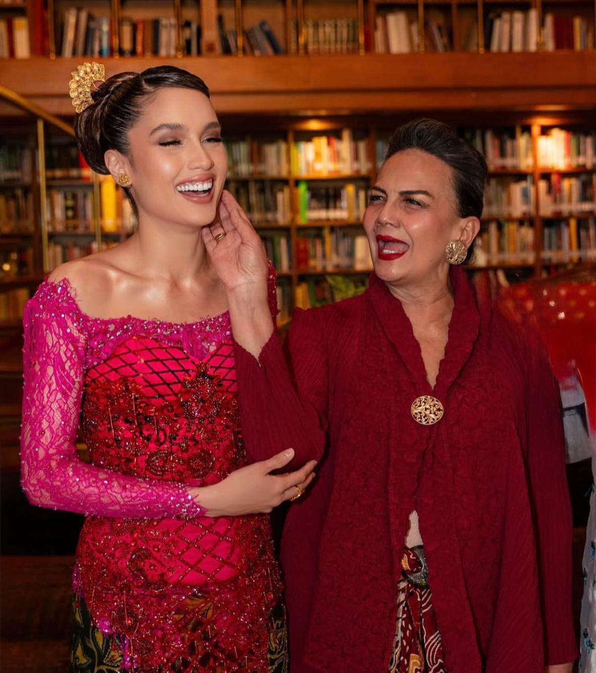 7 Potret Cinta Laura Tampil Elegan dalam Kebaya Merah Muda di Hari Kartini