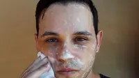 Ilustrasi gambar pria sedang melakukan perawatan wajah (dok MarcodaModa/pixabay.com)