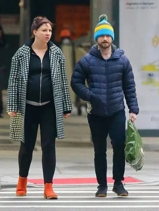 Sementara itu, kabar kehamilan Erin Darke dikonfirmasi, setelah ia dan Daniel terciduk paparazi saat jalan-jalan di New York City. Tampak perut wanita berusia 38 tahun itu sudah mulai membesar, menunjukkan baby bump yang langsung menyedot perhatian publik. (Liputan6.com/IG/@daniel9340)