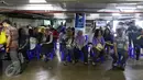 Sejumlah karyawan EMTEK Group menunggu giliran untuk menukarkan uang receh di mobil kas Bank Indonesia (BI) di Lantai 7 SCTV Tower, Jakarta, Jumat (24/6). BI membawa uang Rp 700 juta untuk ditukarkan oleh karyawan EMTEK Group. (Liputan6.com/Fery Pradolo)
