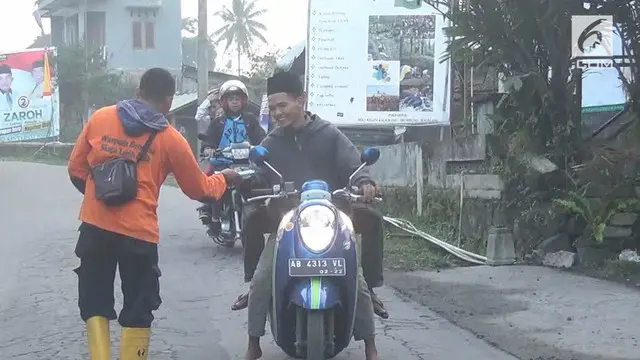 VIDEO: Hujan Abu Gunung Merapi, BPBD Bagikan Masker