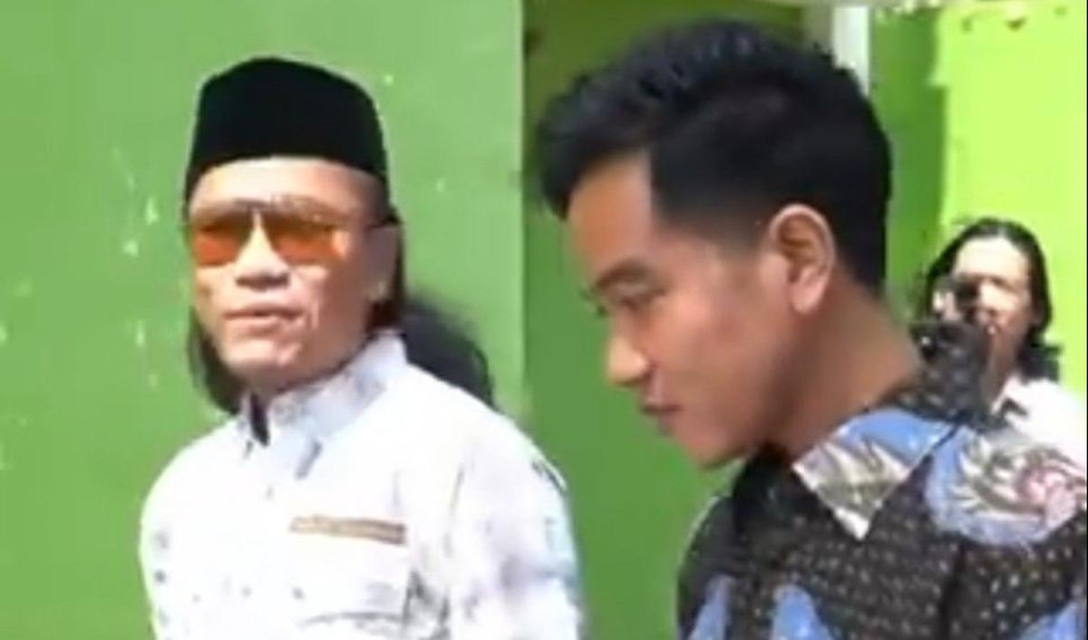 Dalam tayangan video itu juga terdapat klarifikasi dari Sekretaris TKN Prabowo-Gibran, Nusron Wahid yang menjelaskan bahwa Gus Miftah bukanlah relawan, anggota, pengurus politik, atau pun tim kampanye.&nbsp;