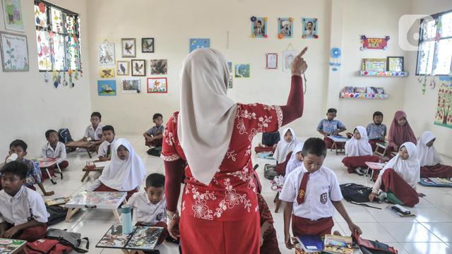 Duka Murid Belajar Tanpa Meja dan Kursi di SDN Mekarsari 05