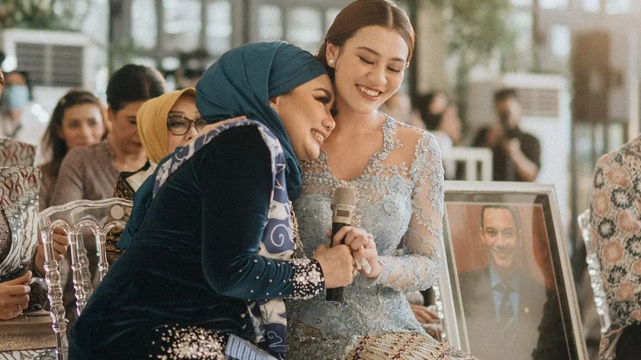 6 Potret Adu Gaya Dua Ibu Aaliyah Massaid, Reza Artamevia dan Angelina Sondakh di Acara Lamarannya