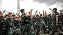 Prajurit TNI AD menyanyikan yel-yel usai mengikuti Apel Gelar Pasukan Jajaran TNI AD yang dipimpin KSAD Jenderal Dudung Abdurachman di Lapangan Monas, Jakarta, Selasa (25/1/2022). Pasukan TNI AD dan Alutsista dipamerkan saat mengikuti gelar apel pasukan. (Liputan6.com/Faizal Fanani)