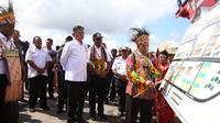 Dengan menggunakan helikopter dari Kota Sorong, Menteri Dalam Negeri Tjahjo Kumolo mendarat di Kumurkek