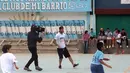 Bintang Sepak Bola David Beckham bermain bola bersama anak-anak untuk pembuatan film Dokumenter di Buenos Aires, Senin (9/11/2015).  (AFP Photo/FIXER-ARGENTINA/Macarena Galiardi)