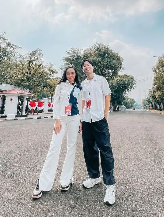 Vidi Aldiano dan Lyodra sudah tampil kompak sejak persiapan penampilan H-1. Vidi Aldiano mengenakan kemeja putih dan celana hitam yang dipadukan dengan sneakers putih. Sementara Lydora tampil sporty dengan t-shirt hitam yang dipadukan dengan jaket jeans dan celana putih. (instagram/vidialdiano)