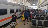 Para penumpang bersiap naik ke dalam kereta api di Stasiun Ketapang Banyuwangi (Istimewa)