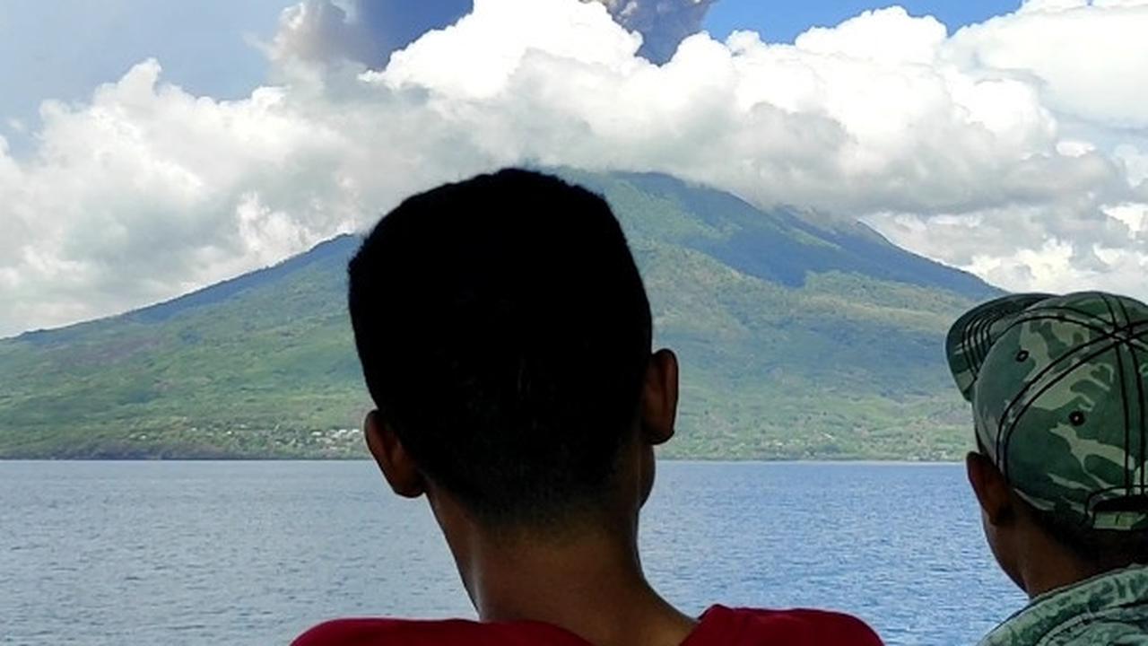 Gunung Lewotobi Laki-laki Meletus