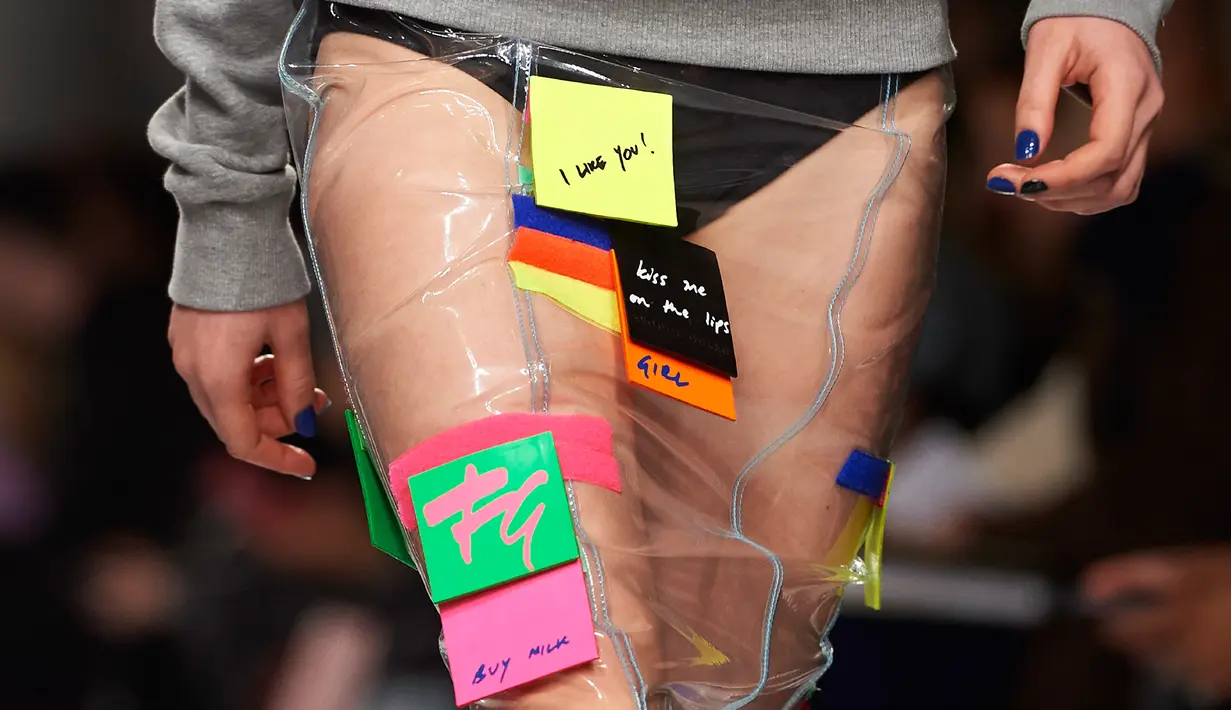 Detail busana unik label Fyodor Golan edisi Fall/Winter 2017 selama London Fashion Week di London, 17 Februari 2017. Label asal Inggris itu merilis busana dengan tempelan kertas post-it di setiap koleksinya. (NIKLAS HALLE'N/AFP)