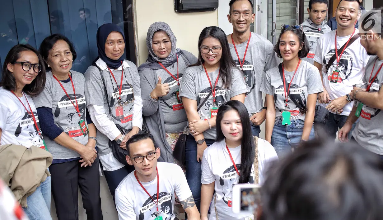 Rekan dan kerabat Tio Pakusadewo mengenakan kaos dukungan untuk sang aktor sebelum sidang pembacaan pledoi di Pengadilan Negeri Jakarta Selatan, Kamis (28/6). Sebelumnya Tio dituntut 6 tahun penjara dan denda Rp 800 juta. (Liputan6.com/Faizal Fanani)